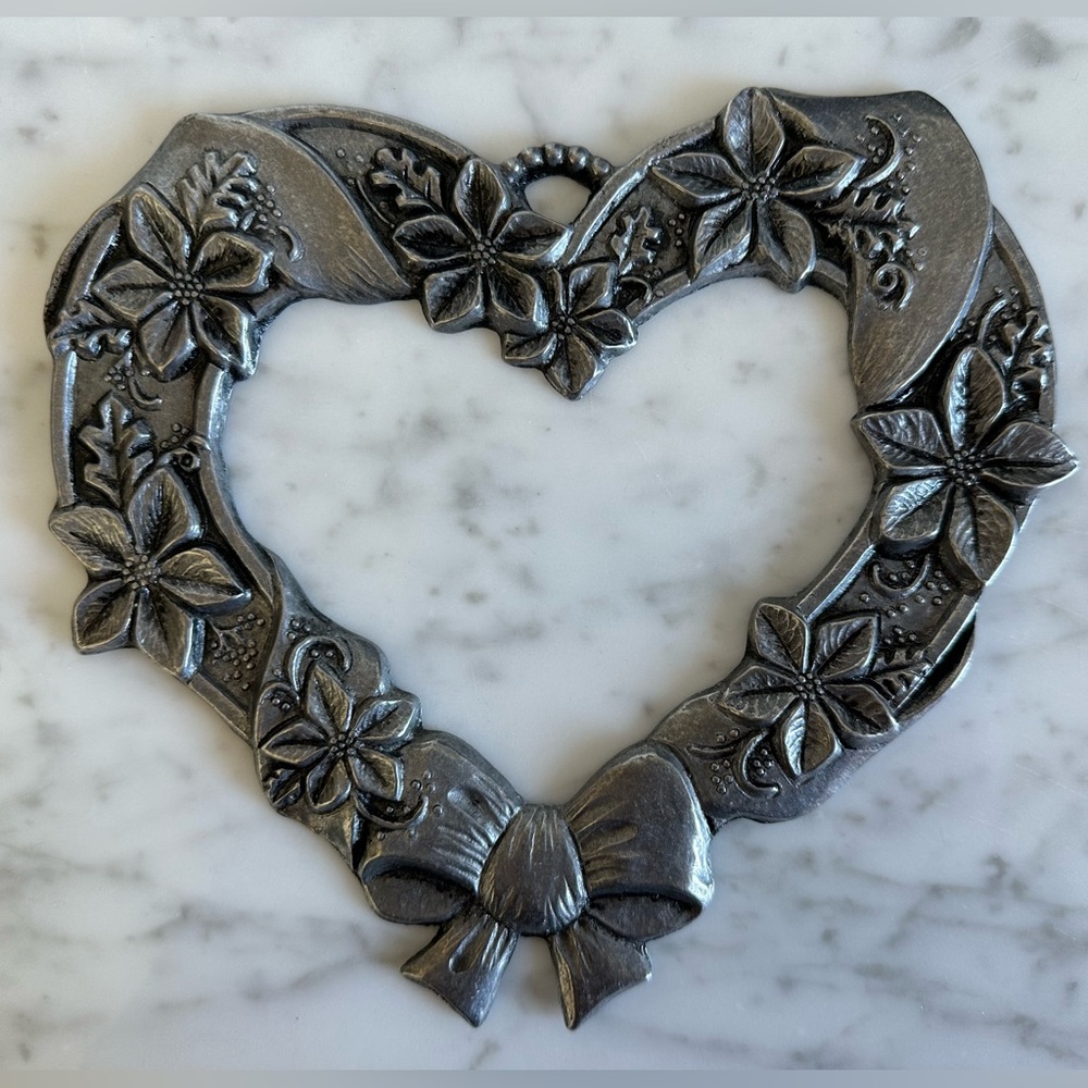 ❤️ Pewter Heart Wreath Valentine Decoration